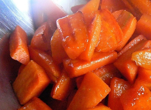 1. Этап. Рецепт жаркого из свинины с картошкой: Очистим морковь, нарежем на кусочки и обжарим отдельно от мяса до изменения цвета.