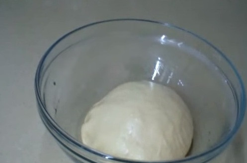 1. Этап. Быстрое дрожжевое тесто на кефире: 7. Кладем в эту емкость наше тесто, накрываем бумажным полотенцем и оставляем в тепле минут на 40 (пока оно не поднимется в несколько раз).