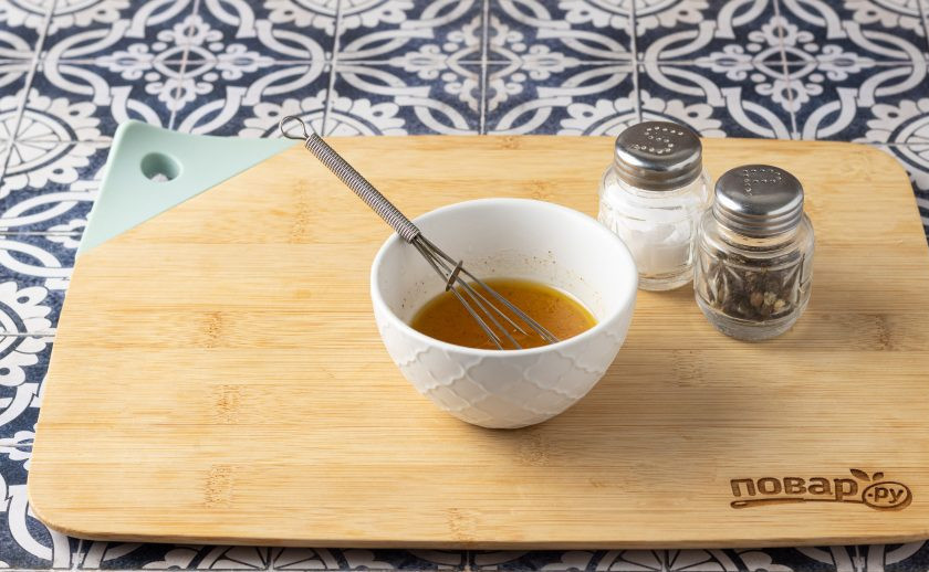 1. Этап. Салат с морковью, сельдереем и изюмом: Для заправки смешайте мед, оливковое масло и свежевыжатый лимонный сок. Добавьте щепотку соли, острый молотый и черный перец.