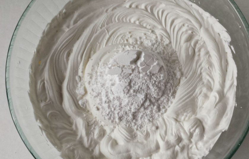 1. Этап. Бисквитный торт Графские развалины: 11. Всыпаю к сливкам и сметане сахарную пудру.