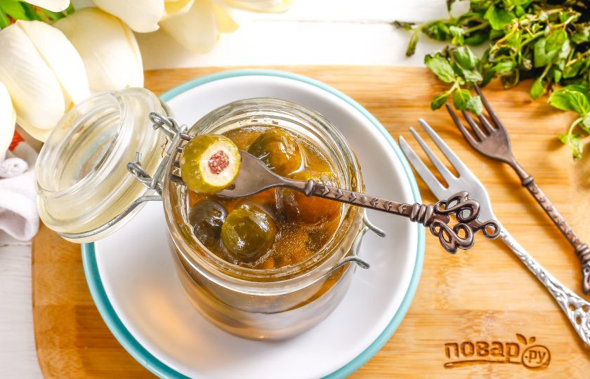 1. Этап. Варенье из неспелого инжира: Подавайте лакомство к столу охлажденным с поджаренными тостами, любой выпечкой и горячими напитками.