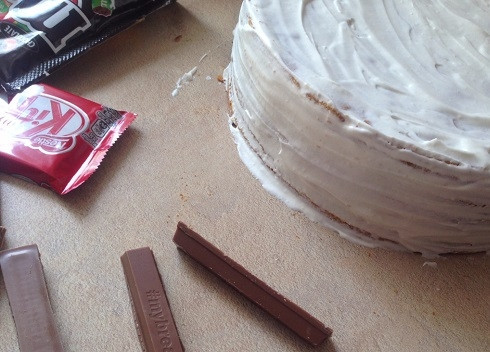 1. Этап. Детский торт своими руками: Смажем кремом и верх, и бока торта. Можно поставить в холодильник для пропитки часов на 6-8. А затем приступим к оформлению.