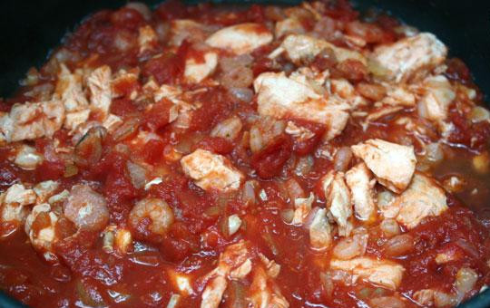 1. Этап. Паста с семгой и креветками: В томатный соус добавляем обжаренную семгу и очищенные креветки. Посыпаем сушеным базиликом, тушим 2-3 минуты, и подаем вместе со сваренными спагетти. Приятного аппетита!