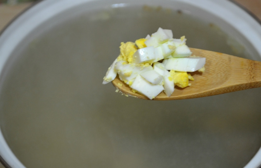 1. Этап. Суп щавелевый с фрикадельками: Отваренные вкрутую яйца измельчите и отправьте в суп. Варите до готовности всех ингредиентов.