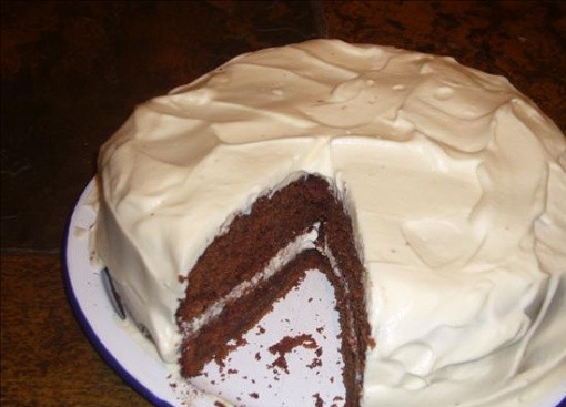 1. Этап. Шоколадный торт с белым кремом: 6. Смазываем полученным кремом коржи, а также наносим его на верх торта. Украсить его можно по своему вкусу. Приятного аппетита!