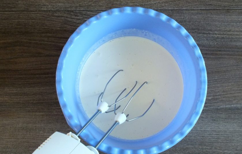 1. Этап. Мороженое с изюмом: Холодные сливки взбейте до лёгкого загустения.