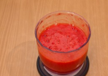 1. Этап. Земляничное суфле: Землянику нужно перебрать и промыть. Измельчить в блендере.