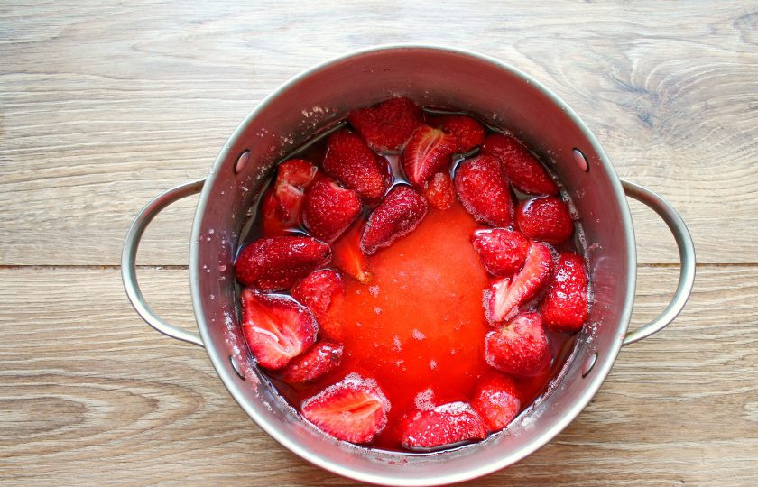 1. Этап. Варенье из клубники с мандаринами: Ягоды переберите, удалите хвостики, вымойте и дайте воде полностью стечь. Засыпьте ягоды сахаром и оставьте на несколько часов, чтобы выделился сок.