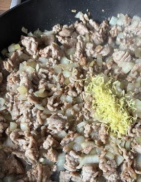 1. Этап. Белый соус болоньезе: Добавить белое вино, лимонный сок и цедру, тушить, помешивая, до выпаривания жидкости.