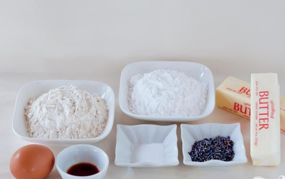 1. Этап. Ванильно-лавандовые коржики: 1. В большой миске миксером взбить масло и сахар вместе. Добавить яйцо и взбить. Перемешать с ванильным экстрактом. В средней миске смешать муку, цветки лаванды и соль. Высыпать мучную смесь в сливочную массу и взбить до однородности.