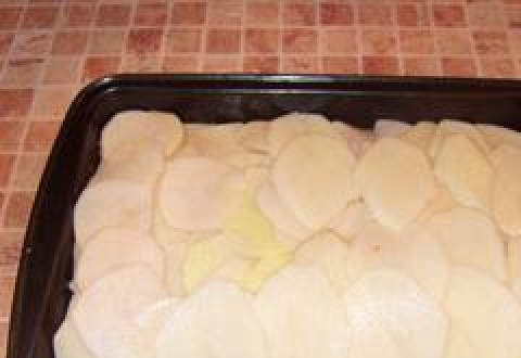 1. Этап. Камбала в духовке с картошкой: Картофель моем, очищаем и нарезаем кружочками. Выкладываем картофель поверх камбалы.