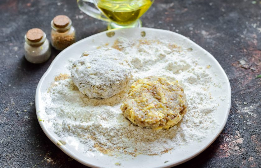 1. Этап. Гречневые котлеты с сыром: Сформируйте котлеты небольшого размера, обваляйте в муке.