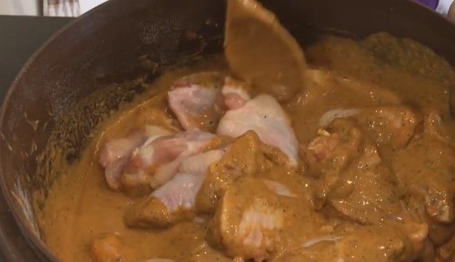 1. Этап. Острые куриные крылышки KFC (плюс соус Дор Блю): 4. Замочите крылья в маринаде, накройте пленкой и оставьте минимум на час.