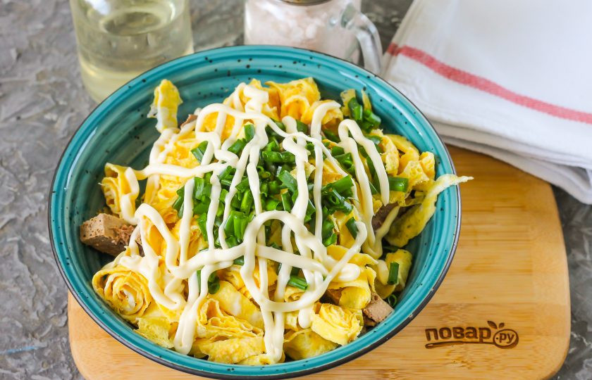 1. Этап. Салат Омлетный: Выложите майонез любой жирности, и посолите блюдо. Можно использовать чесночный майонез, если любите пикантный вкус. Аккуратно перемешайте салат.