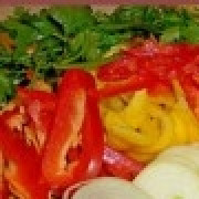 1. Этап. Суп с зеленым горошком: Чистим и моем овощи. Нарезаем тонкой соломкой перец и морковь. Лук кольцами или полукольцами.