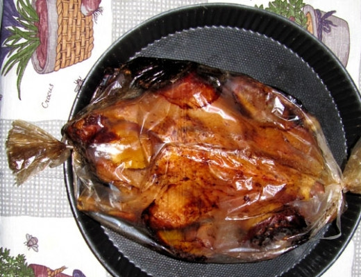 1. Этап. Утка с апельсинами в рукаве: Запекайте утку в разогретой духовке при 200 градусах 30 минут.