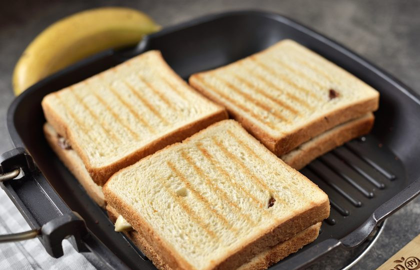 1. Этап. Горячие сэндвичи с шоколадом: Разогрейте сковороду-гриль, обжарьте на ней сэндвичи с обеих сторон до красивых золотистых полосочек.