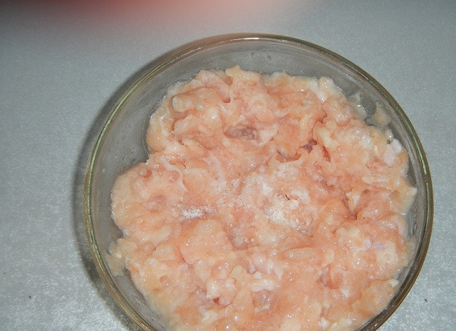 1. Этап. Суп из фрикаделек с вермишелью: 1. Куриную грудку вымойте, обсушите и пропустите через мясорубку. Фарш посолите и поперчите по вкусу. В кастрюлю налейте воду и поставьте на огонь.