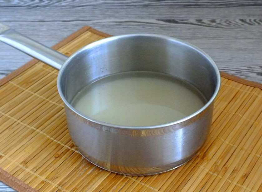 1. Этап. Грушевый ликёр в домашних условиях: В сотейнике соедините сахар и воду. Поставьте на огонь. После закипания подержите на огне 3-4 минуты.