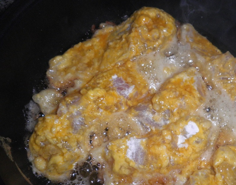 1. Этап. Жареный судак: Обмакните рыбу в муке, затем в кляре. Обжаривайте на растительном масле с двух сторон, огонь медленный.