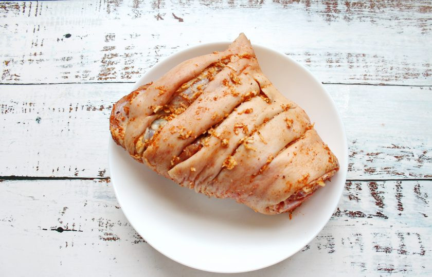 1. Этап. Свиная рулька, запеченная в духовке в фольге: Острым ножом сделайте надрезы с двух сторон, соедините соль со специями, тертым чесноком и натрите рульку со всех сторон.