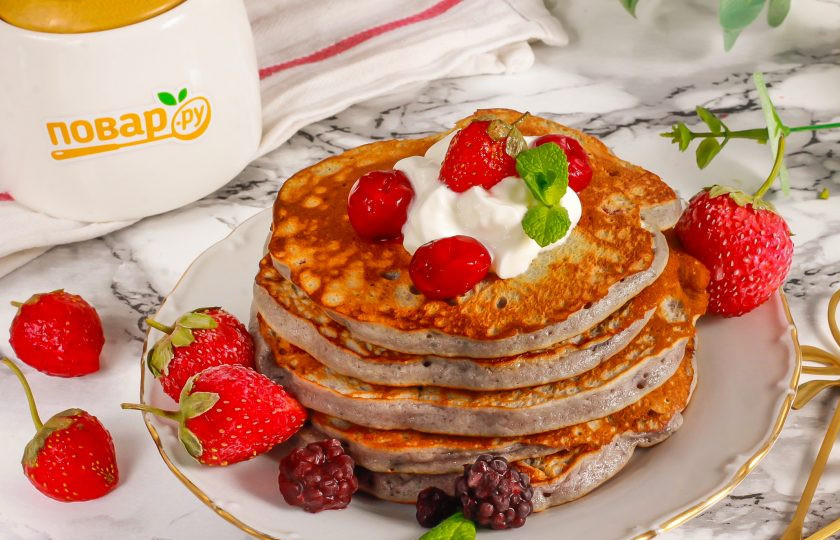 1. Этап. Панкейки с ягодами: Выложите панкейки на тарелку и подайте к столу теплыми со взбитыми сливками, ягодами или вареньем.