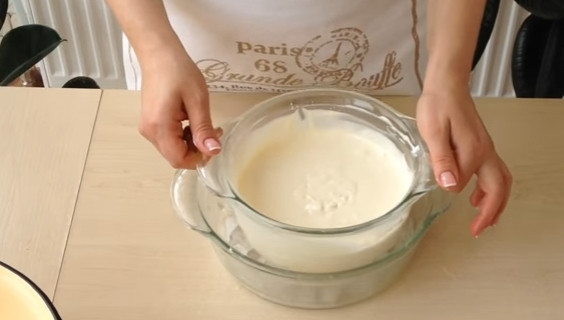 1. Этап. Настоящий пломбир: 7. Полученную массу ставите на лед, закрываете крышкой и отправляете в морозильную камеру на 7-8 часов, каждый час достаете и перемешиваете массу лопаткой.