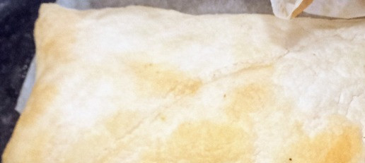 1. Этап. Пирог из кабачков, феты и лука: Раскатать слоёное тесто с помощью скалки. Разогреть духовку до 160С. Поместить тесто в духовку на 10 минут.