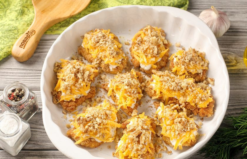 1. Этап. Курица по-арабски в духовке: Смажьте каждый кусочек сметаной, посыпьте тёртым сыром и рублеными грецкими орехами. Поставьте в разогретую до 180 градусов духовку на 10-15 минут, пока сыр не расплавится.