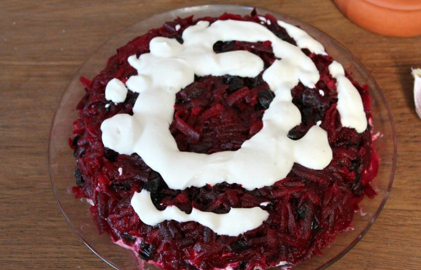 1. Этап. Салат Любовница с черносливом: Выкладываем слой из свеклы с черносливом и смазываем майонезом.