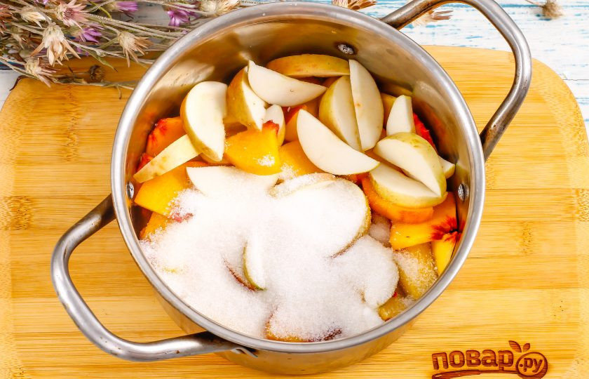 1. Этап. Компот из персиков и яблок на зиму: Яблоки промойте в воде, разрежьте на четыре части и удалите сердцевинки. Нарежьте мякоть ломтиками и всыпьте в емкость вместе с сахарным песком.