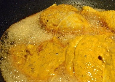 1. Этап. Као Мок Гай: Разогреваем масло, оставшееся после обжарки лука на средне-высоком огне и выкладываем в вок кусочки курицы, которые освободим от маринада.