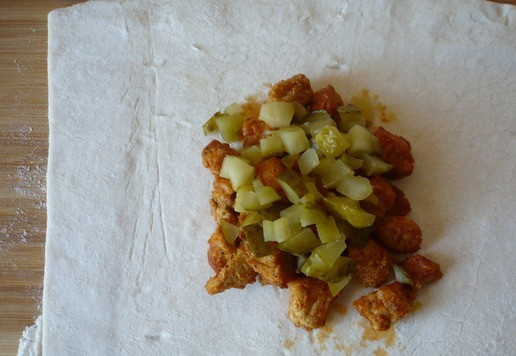 1. Этап. Слойка с индейкой: Затем положите мелко нарезанные маринованные огурцы.