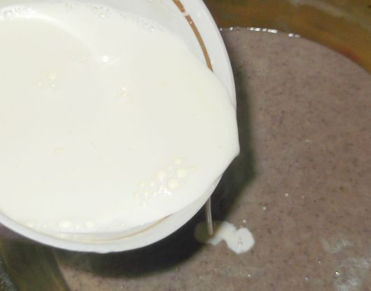 1. Этап. Диетический суп-пюре из овощей: 6. Вливаем полученную взбитую массу в суп и еще раз пропускаем в блендере.