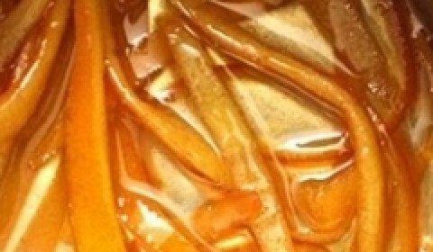 1. Этап. Варенье из грейпфрута: Цедру залить холодной водой, кипятить 5 минут, слить воду, залить еще раз и прокипятить 5 минут, чтоб ушла горечь.