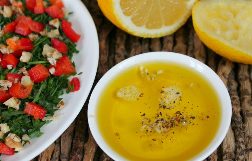 1. Этап. Салат с ростками пшеницы: Для заправки соединяем оливковое масло и сок лимона. Добавляем измельченный чеснок, соль и молотый перец.