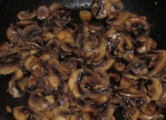 1. Этап. Макароны с грибами и сыром: 5. Отправить грибы на сковороду и обжарить до готовности. Посолить и поперчить по вкусу. Можно добавить сушеные травы для аромата.