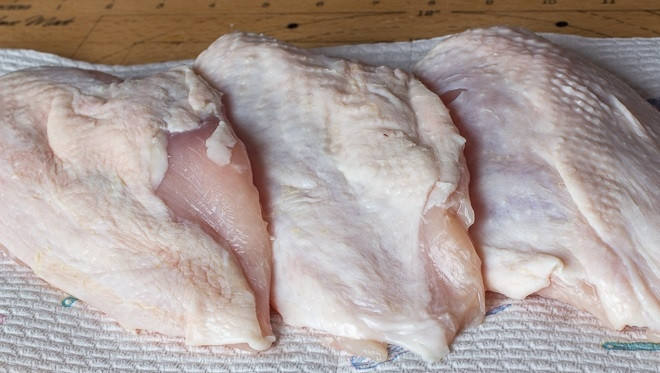 1. Этап. Праздничный куриный рулет: 3. Вымойте грудки и обсушите.