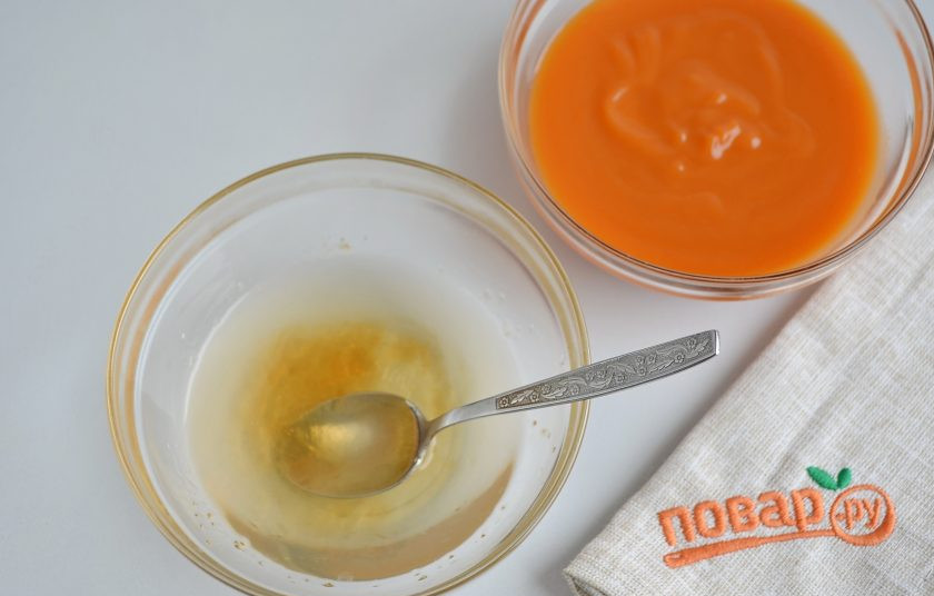 1. Этап. Лимонные пирожные Сансы Старк: 10. Пока бисквитики выпекаются, нужно подготовить крем для лимонных шапочек. Для этого разведите в небольшом количестве кипятка желатин, хорошо перемешайте. Соедините его с лимонным курдом.