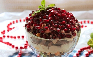 1. Этап. Салат с гранатом: Из граната аккуратно выбираем зерна и покрываем ими салат. Также зерна можно положить между слоями. Поставьте салат на 40-50 минут в холодное место.