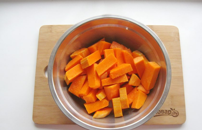 1. Этап. Сок из тыквы: Тыкву помойте, очистите от семян и шкурки. Нарежьте небольшими кусочками.