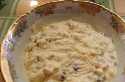 1. Этап. Творожная запеканка на Пасху: Теперь всыпаем манку, сахар и соль, хорошенько перемешиваем. В отдельной мисочке взбиваем яйца и переливаем их к творожной массе, добавляем разрыхлитель и перемешиваем все до получения однородной массы.