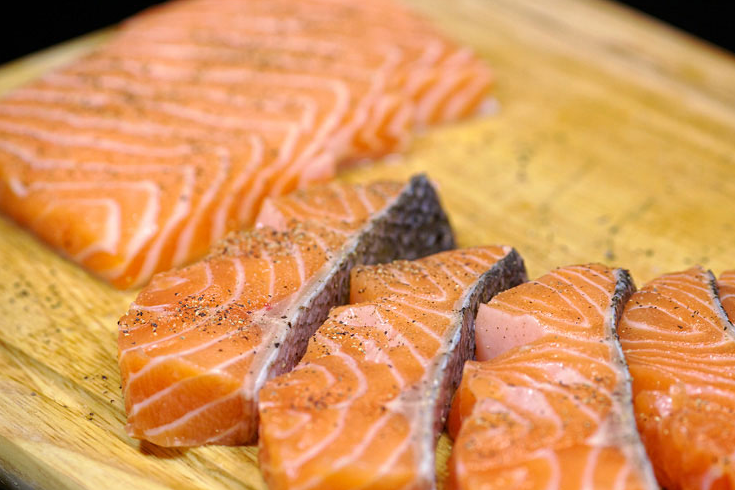 1. Этап. Горбуша кусочками: Рыбку промыли и порезали кусочками.