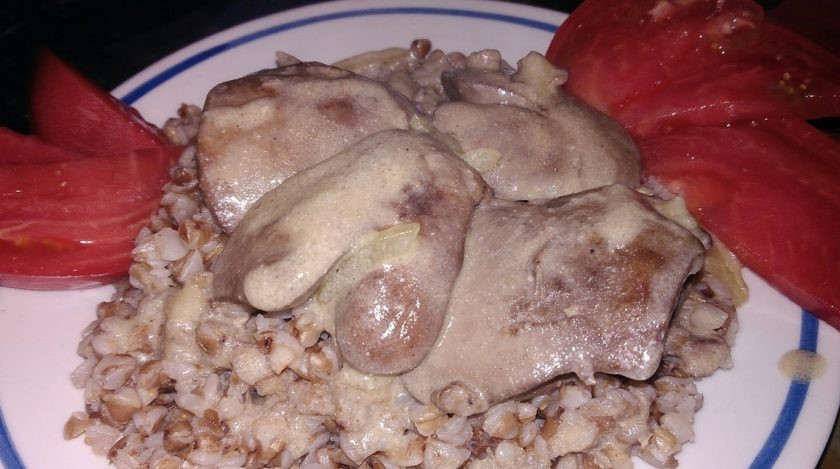 1. Этап. Печень куриная, тушенная в сметане: 6. На гарнир можете отварить любую крупу, макаронные изделия или картофельное пюре. Я решила приготовить гречневую кашу, она идеально сочетается с печенью.