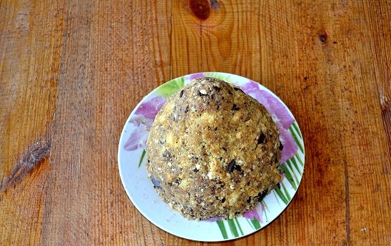 1. Этап. Торт Муравьиная горка: Сформируйте из полученной массы горку и выложите на тарелку.