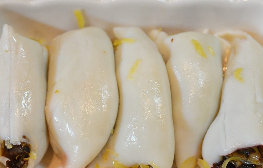 1. Этап. Кальмары, фаршированные грибами и черносливом: Полученным фаршем начините тушки кальмара, выложите в форму.