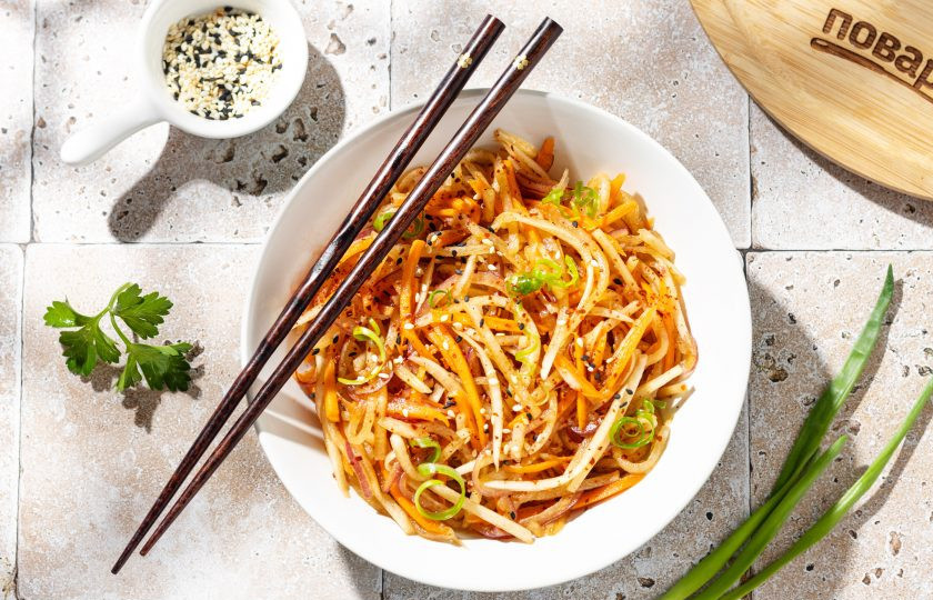 1. Этап. Салат из дайкона по-корейски: Подавайте салат из дайкона по-корейски с мелко порезанным зеленым луком и жареным кунжутом. Приятного вам аппетита!