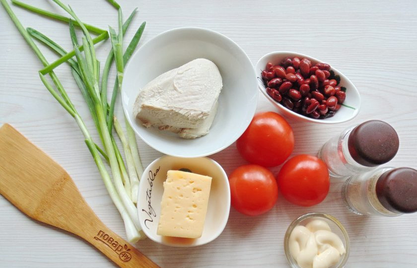 1. Этап. Салат с фасолью, курицей и помидорами: Подготовьте ингредиенты для приготовления салата.