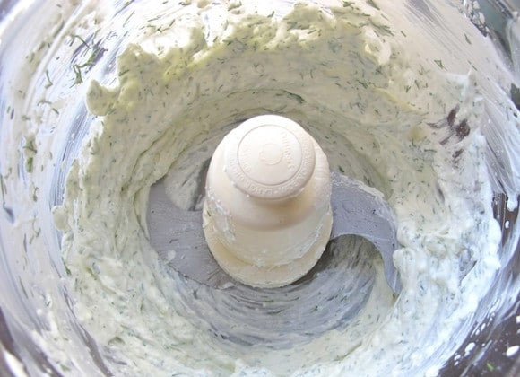 1. Этап. Канапе к празднику: А пока сделайте намазку. Взбейте в блендере сыр, йогурт, зелень укропа и сок лимона. Добавьте соль по вкусу.