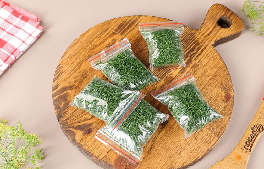 1. Этап. Заморозка укропа на зиму: Вот и всё. Отправьте укроп в морозилку до тех пор, пока он не понадобится.